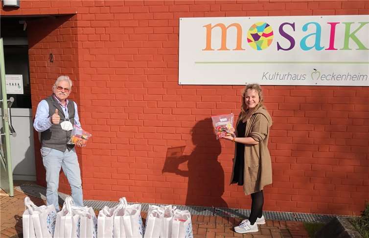 Mit gepackten Tüten vor dem Mosaik-Kulturhaus: Peter Zachow (links) und Lisa Büscher (rechts). Foto: Stadt Meckenheim