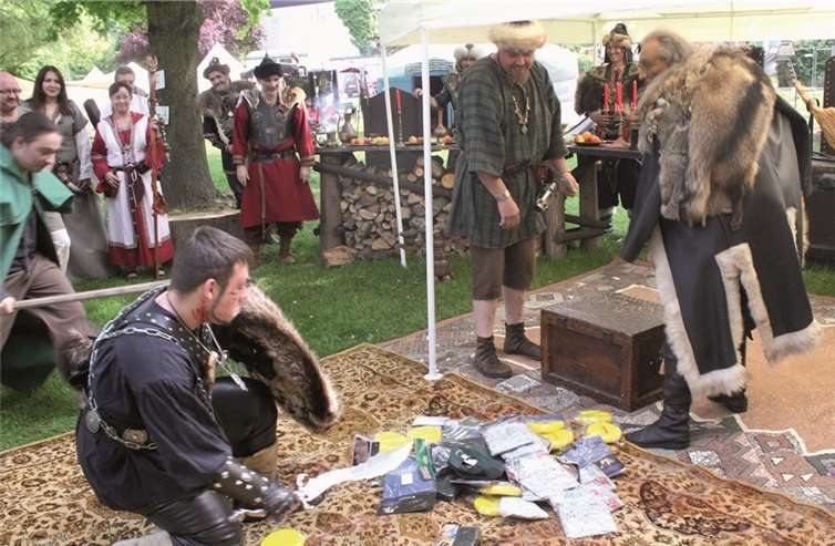 Mit gezogenen Waffen fielen Hunnen über die Beute aus Attilas Schatztruhe her.