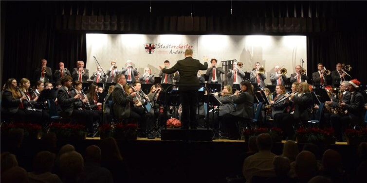 Mit gleich drei ausverkauften Adventskonzerten am 4. Adventswochenende hat das Stadtorchester Andernach das Publikum in der Mittelrheinhalle auf stimmungsvolle Weise auf Weihnachten eingestimmt. Foto: privat