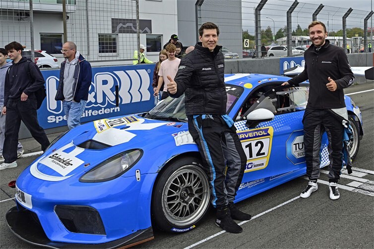 Mit gleich zwei Klassensiegen konnten Carsten Knechtges (links) und seine beiden Teamkollegen Achim Wawer (rechts) und Claudius Karch mit dem Schmickler Porsche feiern.