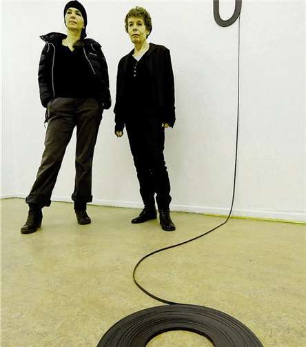 Mit gleich zwei Künstlerinnen geht der Kunstverein Linz in das Veranstaltungsjahr 2013. Zu Gast sind Enne Haehnle und Sybille Walenciak mit ihrer gemeinsamen Ausstellung „irrenwirrenwuchernsuchen“. Auf dem Boden liegende mattschwarze Magnetbänder bilden lineare Strukturen wie Strudel, Zellen und Blasen.DL