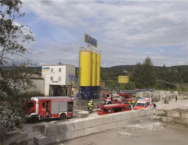 Mit großem Aufwand stellten die Feuerwehren und das Rote Kreuz den Ernstfall nach.-PS-