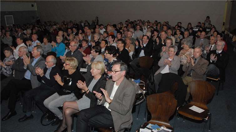 Mit großem Beifall bedachten die 300 Besucher des Konzerts die Darbietungen des Blasmusikorchesters.