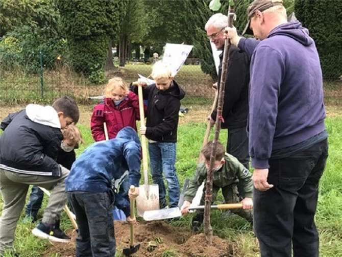 Mit großem Eifer betätigten sich die Schülerinnen und Schüler als Gärtner. Die Arbeit mit Spaten und Gießkanne war für viele neu und wurde mit Begeisterung erledigt. Die Obstbäume überragten die Gärtner aber um einiges – gut, dass Stadtbürgermeister Michael Thiesen zur Stelle war, um dem Nachwuchs Halt zu geben. Foto: Kinderschutzbund OV Höhr-Grenzhausen