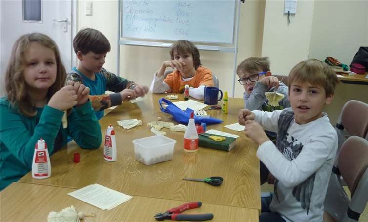 Mit großem Eifer machten sich die Kommunionkinder an die Arbeit und bastelten viele kleine Engel für ältere Alleinstehende oder kranke Mitmenschen im Ort. privat