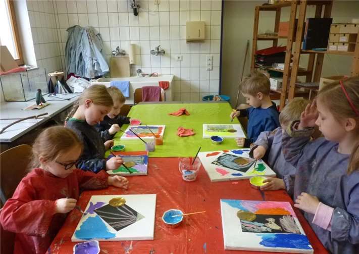 Mit großem Eifer malten die Kinder ihre Bilder.