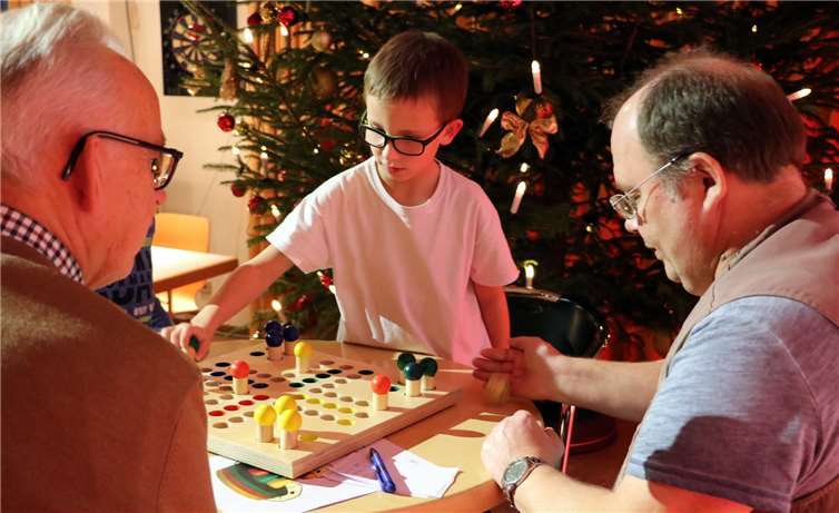 Mit großem Eifer spielten Alt und Jung gegeneinander.