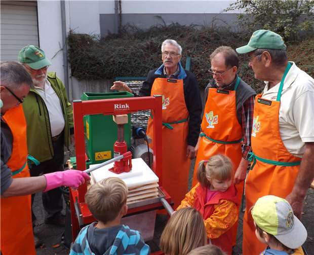 Mit großem Eifer und Spaß stellten die Kinder ihren eigenen Apfelsaft her.  Privat