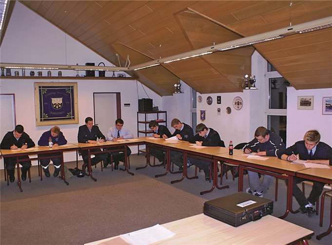 Mit großem Eifer vertieften sich die Lehrgangsteilnehmer in die Ausbildungsinhalte.