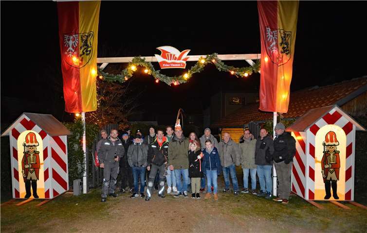 Mit großem Einsatz wurde der Eingangsbereich der prinzlichen Parkanlagen rausgeputzt.Foto: Sepp Danko