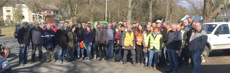 Mit großem Engagement befreiten die Steimeler Bürger auch in diesem Jahr den Ort und seine Umgebung von Müll und Unrat. Foto: privat