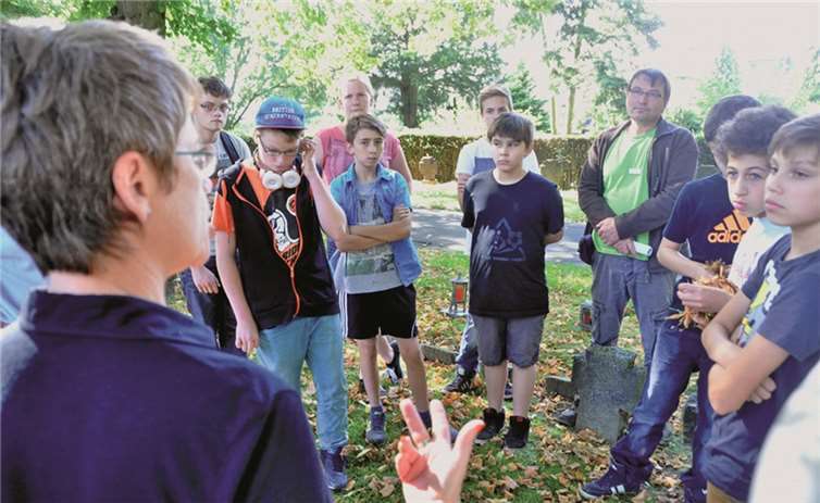 Mit großem Interesse lauschten die Jungs den Ausführungen von Bettina Hörter von der Kriegsgräberfürsorge.