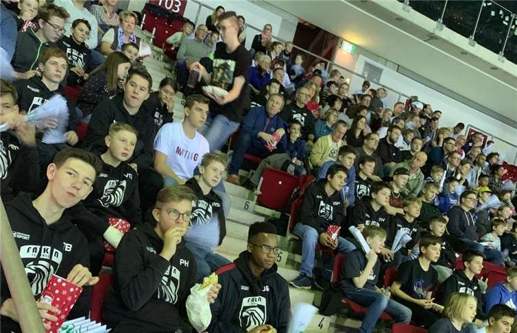Mit großem Interesse verfolgten die Turnerschaft-Kids das Bundesligaspiel. Foto: privat