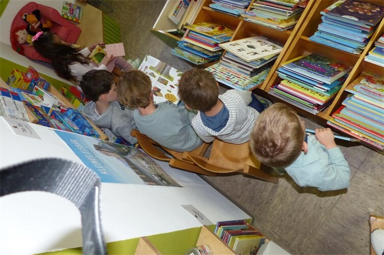 Mit großem Interesse wurden die Bücherkisten durchforstet. Schnell waren Bücher zu den Lieblingsthemen der Kinder gefunden.