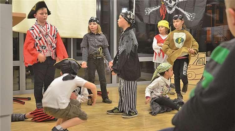 Mit großem Spieleifer gingen die Pater-Wald-Piraten auf Beutejagd. privat