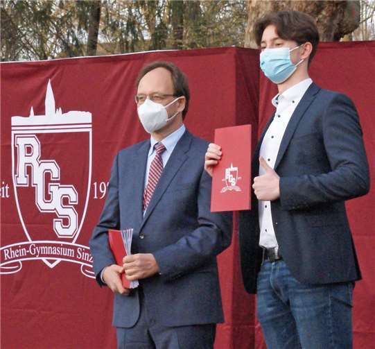 „Schlappt in die Welt und macht sie ein Stück besser" Mit großem Stolz nahmen die Abiturienten ihre Zeugnisse in Empfang.