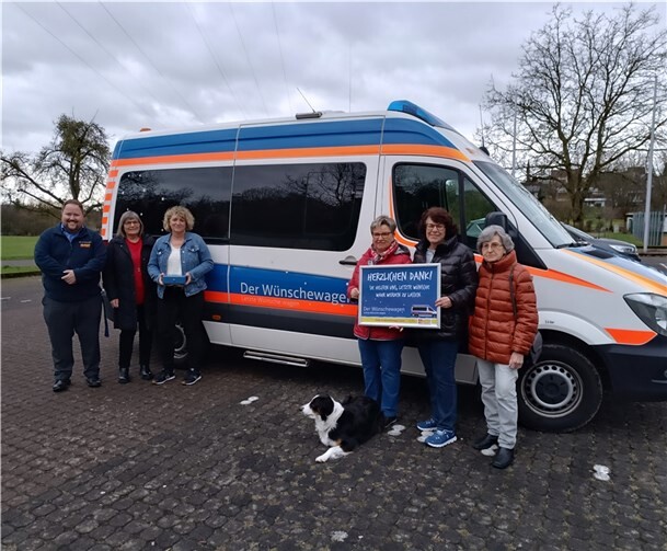 Mit großem Stolz übergab der Vorstand der Gymnastikabteilung die Spende an Christian Spliethofe, einen der ehrenamtlichen Helfer des Wünschewagens.  Foto: privat
