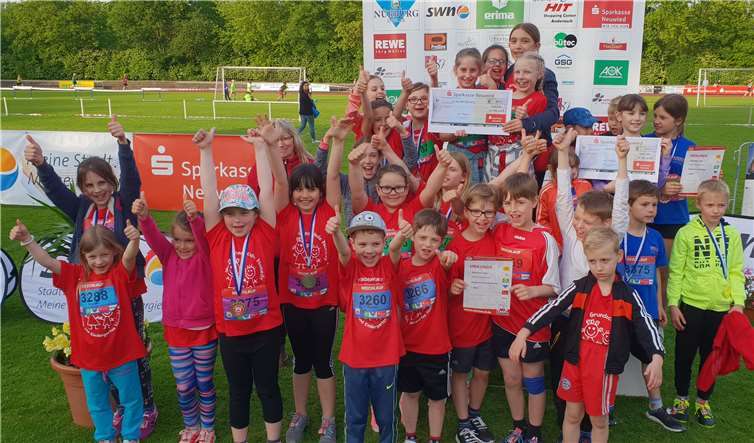 Mit großem Stolz übernahmen die Kinder ihre Urkundenund den Scheck der Kreissparkasse.  Stadtverwaltung Andernach