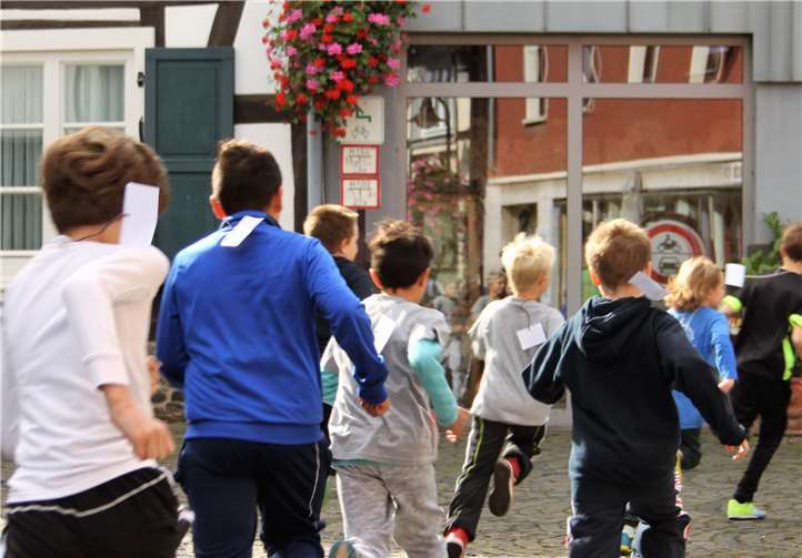 Mit großem Tempo fegten die Jungs durch die Unkeler Altstadtgassen.