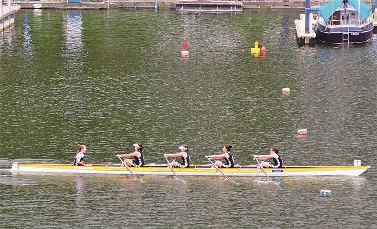 Mit großem Vorsprung gingen (v.l.) Steuerfrau Julia Bischof, Schlagfrau Eva Sackenheim, Teresa Wiesen, Svenja Klee und Franziska Laux über die Ziellinie und sicherten sich die Fahrkarte nach Berlin.privat