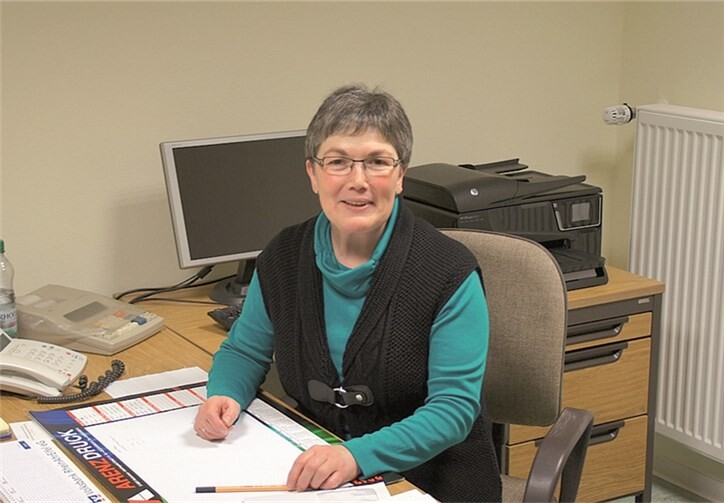 Mit großem persönlichen Engagement ist Frau Renate Schüller seit 20 Jahren als Pfarrsekretärin in der Pfarrgemeinde St. Barbara Weibern tätig. privat