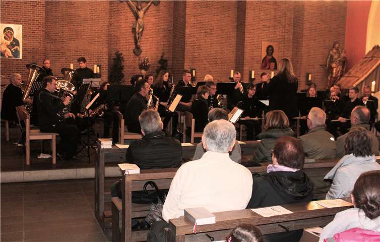 Mit großem und mit kleinem Blech versetzten die Burgbläsern ihren Zuhörern in besinnliche Vorweihnachtsstimmung. Foto: DL