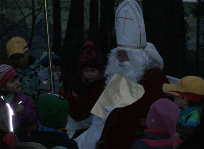 Mit großen Augen lauschten die Kinder den Worten des Nikolaus, der zu ihnen in den Wald gekommen war.Privat