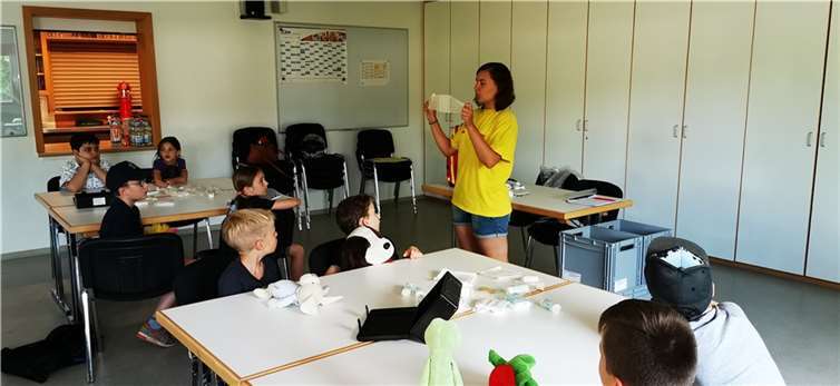 Mit großen Augen und Fragezeichen im Gesicht bestaunten die Mädchen und Jungs der Bambini Feuerwehr Remagen bei Ihrem letzten Übungsabend die sich auf den Tischen befindlichen Erste Hilfe Kästen.