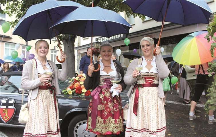 Mit großen Schirmen und rheinischer Lebenslust gewappnet trotzte das Trio dem Regen.
