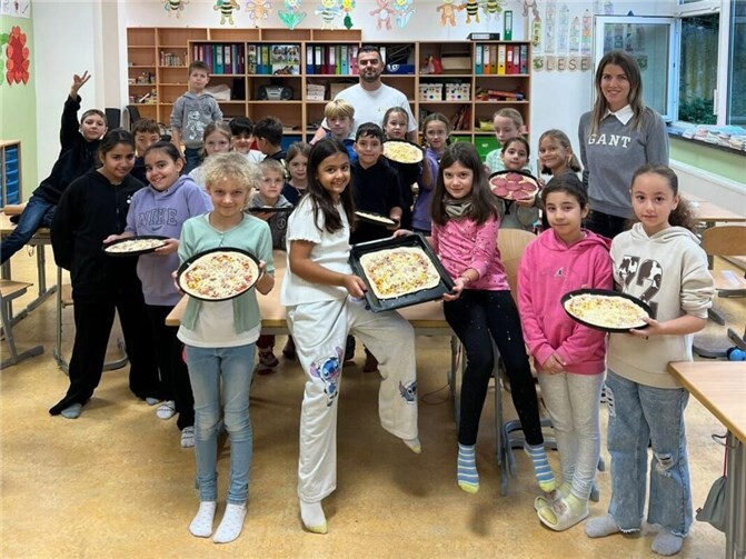 Englischunterricht zum Anfassen Mit großer Begeisterung formten die Kinder Teigfladen, belegten sie mit ihren Lieblingszutaten und verfolgten gespannt, wie ihre Pizzen im Ofen goldbraun wurden.  Foto: privat