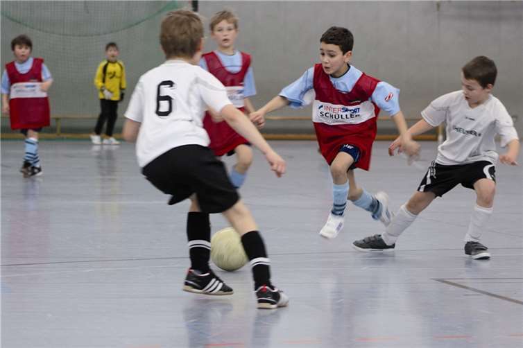 Mit großer Begeisterung jagten auch die F-Junioren der SG Bachem/Walporzheim mit Yahia Nassir (2.v.r.) dem runden Leder hinterher. privat