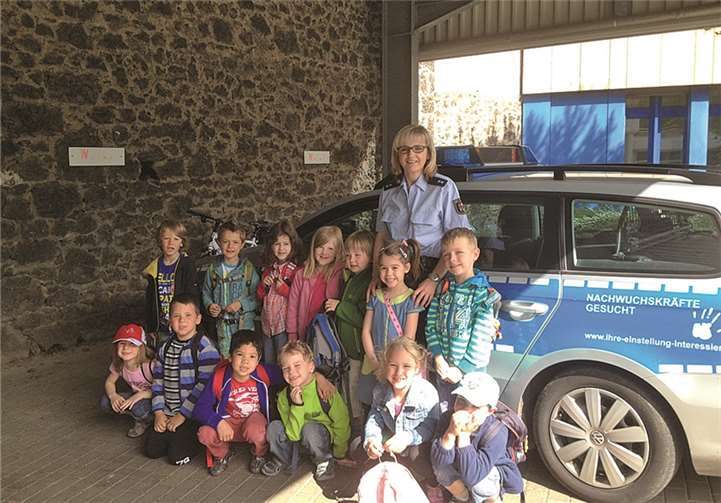 Mit großer Begeisterung ließen die Kinder sich durch die Polizeiwache führen. privat