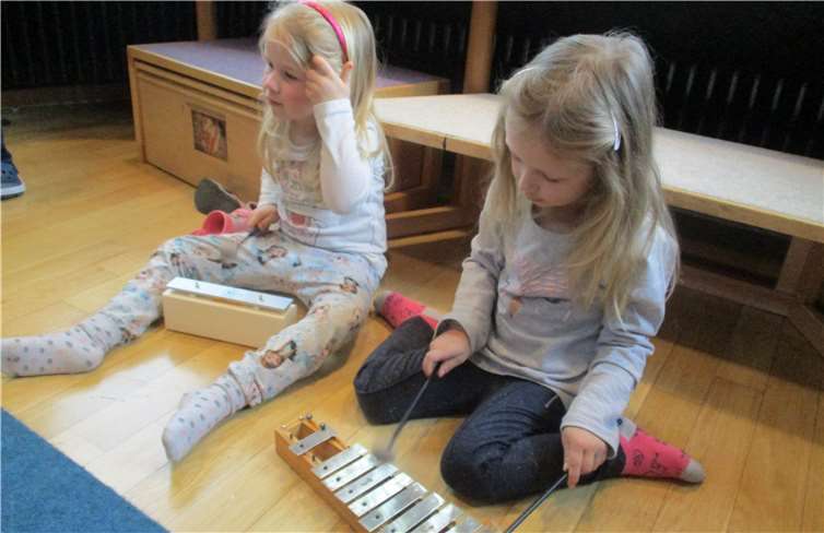 Mit großer Begeisterung machten sich die Kinder mit den Orff-Instrumenten vertraut. Fotos: privat