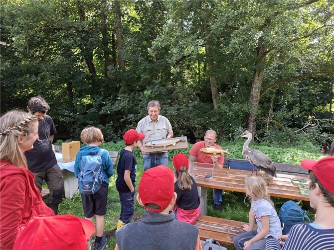 Naturschutzjugend Rengsdorf erforscht den Saynbach Mit großer Begeisterung verfolgten die Kinder die Ausführungen von Friedhelm Kurz zur vielfältigen Tierwelt des Saynbachs. Foto: Stephan Hoffmann / Kreisverwaltung Neuwied