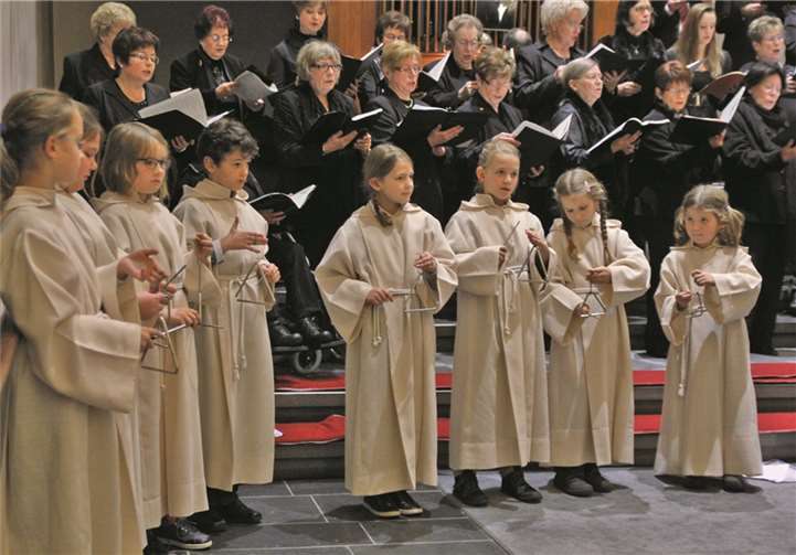 Mit großer Begeisterung war der Kinderchor dabei. Das Glockengeläut mittels der Triangeln sorgte für einen festlichen Abschluss des Konzertes.