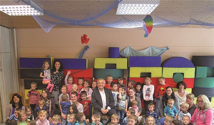 Mit großer Dankbarkeit verabschiedeten nicht nur die Kinder der Kita St. Lambertus Gimmigen Pfarrer Herbert Ritterrath in den wohlverdienten Ruhestand. privat