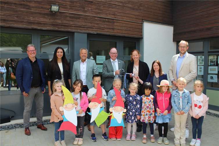 Mit großer Freude aller Anwesenden, besonders der Kinder „Im Zwergenreich“, erhalten die Kita Leiterin Andrea Daniel und ihre Stellvertreterin Jessica Heumann sowie Ortsbürgermeister Thomas Boden den symbolischen Schlüssel für die Kita, von Architekt Jürgen Klein und der Bauleiterin Luisa Gjocaj vom Architekturbüro Juhr-Klein-Lörsch (JKL). Mit ihnen freuen sich Bürgermeister Hans-Werner Breithausen sowie MdL und Kreisbeigeordneter Pierre Fischer.  Foto: Eva Schlaf