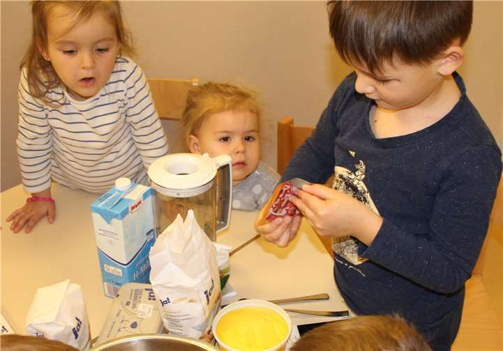 Mit großer Freude backten die Kinder der städtischen Kindertagesstätte „Haus Kunterbunt“ Plätzchen, die für einen guten Zweck am Martinstag verkauft wurden.privat