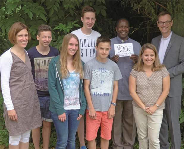 Mit großer Freude nahm Pater Aloys die Spende der Firmgruppe entgegen. privat