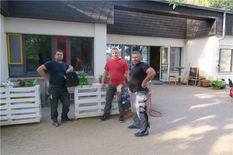 Mit großer Freude nahm das Team der Kita St. Hedwig insgesamt 25 Europaletten gestiftet von der Firma Dyckerhoff (über Herrn Johann) und von Herrn Schmitz (privat) an.