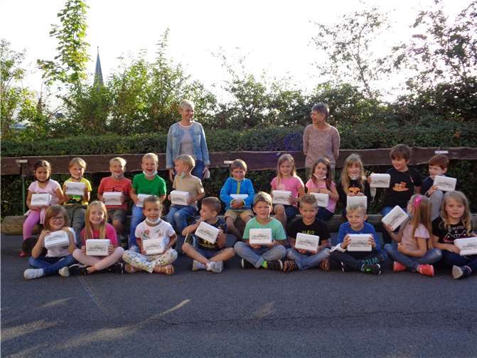 Mit großer Freude nahmen die Kinder der Klasse 1a mit ihrer Klassenlehrerin diese Dosen stellvertretend für alle entgegen.Foto: privat