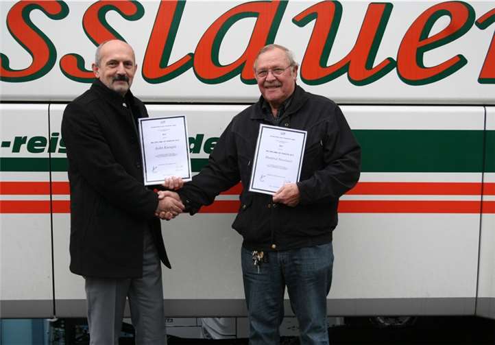 Mit großer Freude nahmen die beiden Fahrer Aydin Karagöz (l.) und Manfred Nesslauer von Nesslauerers Reisewelt die Auszeichnung der IRU für eine Million Kilometer unfallfreies Fahren entgegen. privat