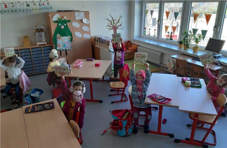 Mit großer Freude nahmen die jungen Leser ihre neuen Bücher im Empfang. Viele haben sich während des Homeschoolings zu wahren Leseratten entwickelt. Foto: GGS Merl