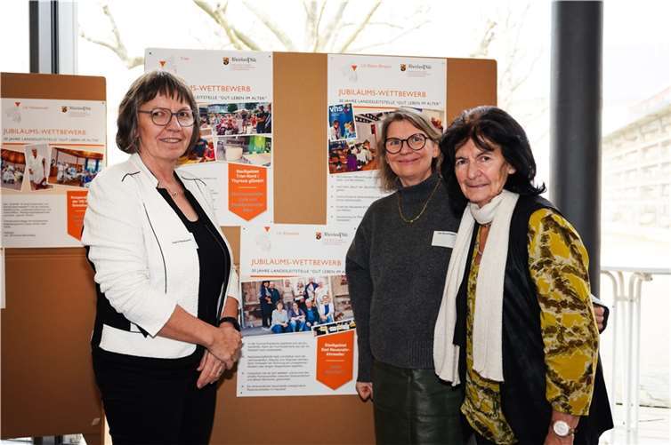 Mit großer Freude nahmen (von links) Ingrid Neubusch, Ute Remshagen und Edith Simons-Schneider die Urkunde und einen Scheck in Höhe von 750 Euro entgegen.  Foto: Stephan Dinges