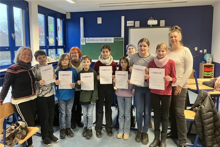 Mit großer Freude präsentierten die Kinder ihre ersten selbst gehäkelten Werke – von kleinen Probestücken bis zu bunten Lesezeichen. 