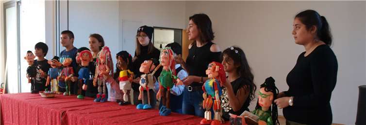 „Schenke Puppen Leben“ Mit großer Freude präsentierten die Kinder und Jugendlichen ihre selbst gebastelten Marionetten