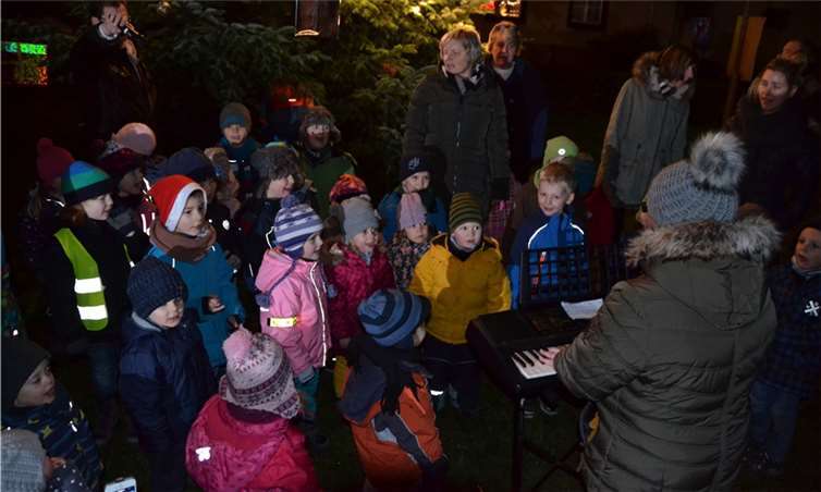 Mit großer Freude sangen die Buschhovener Kindergartenkinder die Advents- und Weihnachtslieder.Weigert