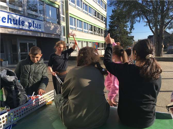 Mit großer Freude trainieren die Schüler die Jonglage.  Foto: MuTaThe.e.V.