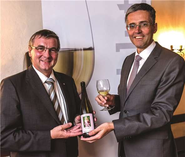Mit großer Freude über die Qualität der eingereichten Weine stellten Landrat Dr. Alexander Saftig und Karl-Josef Esch den Siegerwein „Hatzenporter Kirchberg Riesling-Hochgewächs lieblich“ vor.