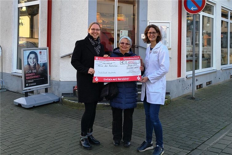 Mit großer Freude übergab Apothekerin Eva-Maria Prause, Inhaberin der Südstadt Apotheke, kürzlich einen symbolischen Scheck in Höhe von 1.000 Euro an Frau Lisa Scharrenbach und Frau Mahnaz Lübke vom „Haus der Familie“ Andernach. Foto: privat